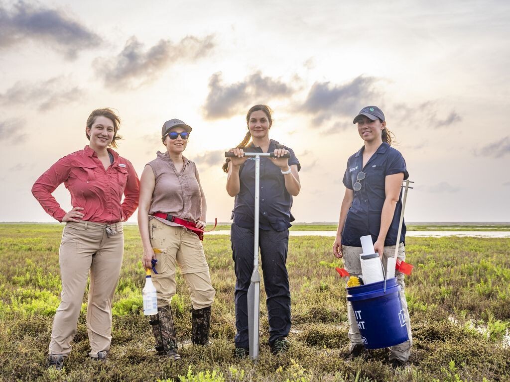 MEASURING CARBON BENEFITS TNC staff and partners take soil samples using a coring tool at Port Bay Ranch near Rockport, Texas